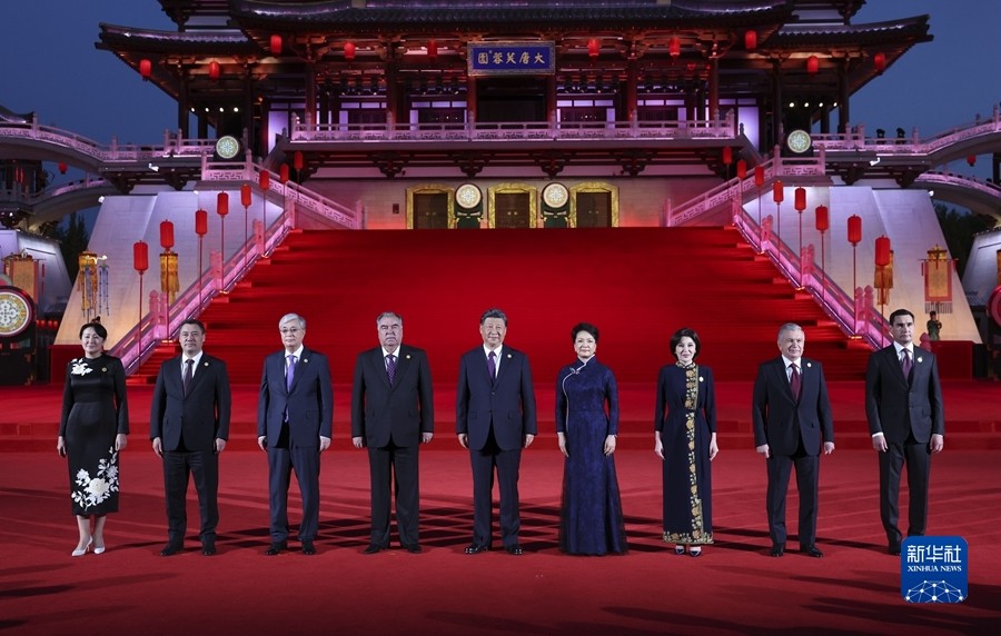 习近平和彭丽媛为出席中国－中亚峰会的中亚国家元首夫妇举行欢迎仪式 和欢迎宴会并共…